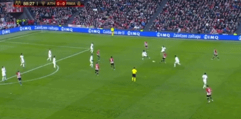 詹姆斯关键时刻稳住节奏